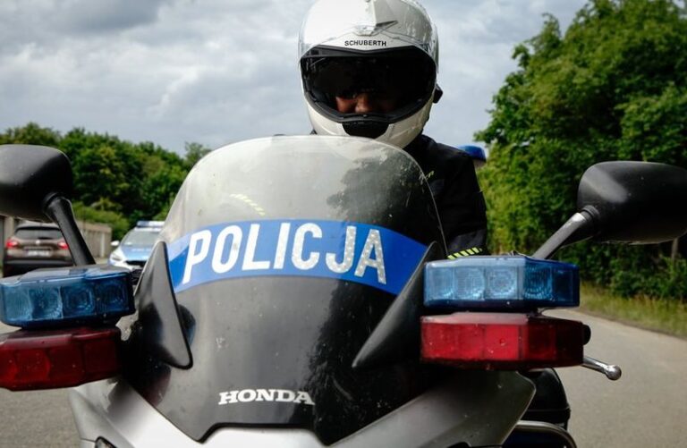 policjant na motorze