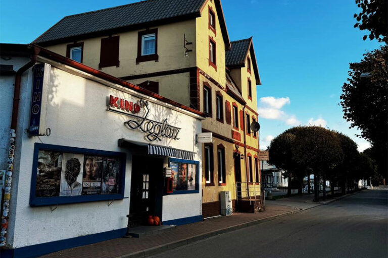 Kino Żeglarz w Jastarni