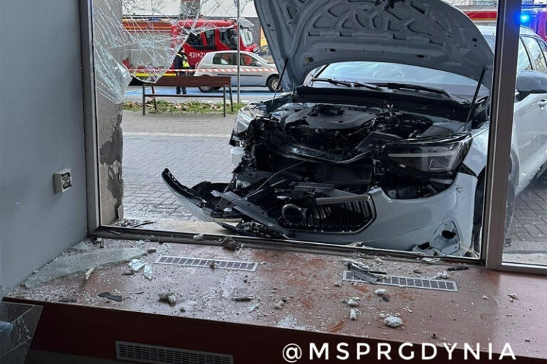 Gdynia wjechał w witrynę sklepową