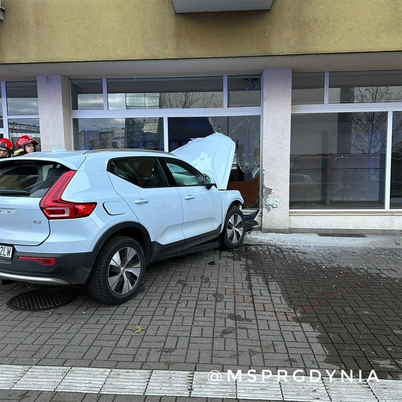 Gdynia Władysława IV wjazd samochodem w witrynę sklepową