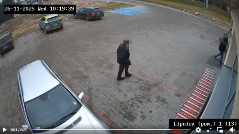 Lipnica: Auto bez kierowcy stoczyło się i uderzyło w radiowóz