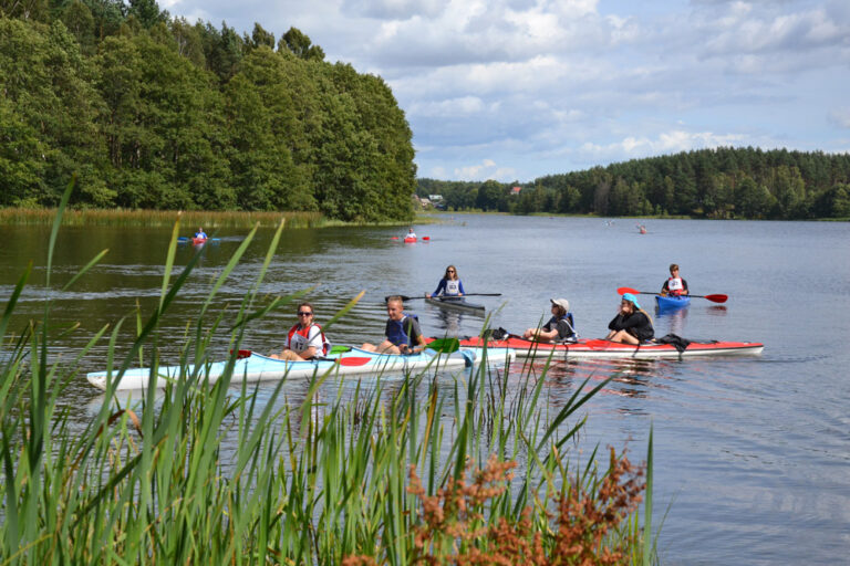 spływ kajakowy po kaszubskim jeziorze Sudomie