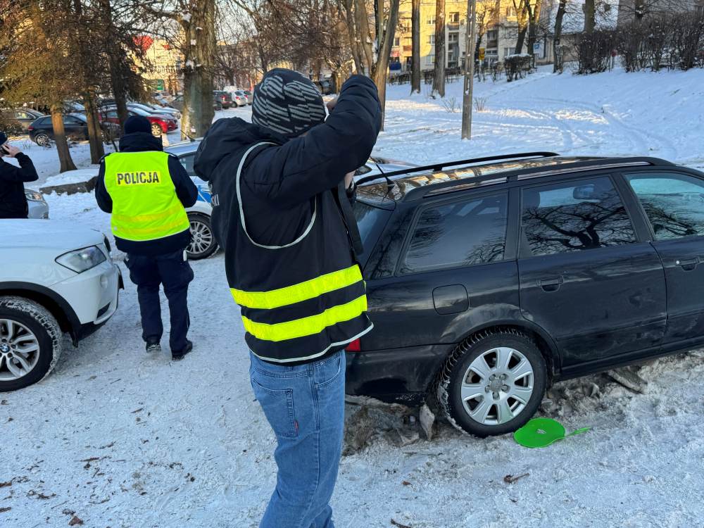 10-latek zjeżdżając z górki zderzył się z samochodem