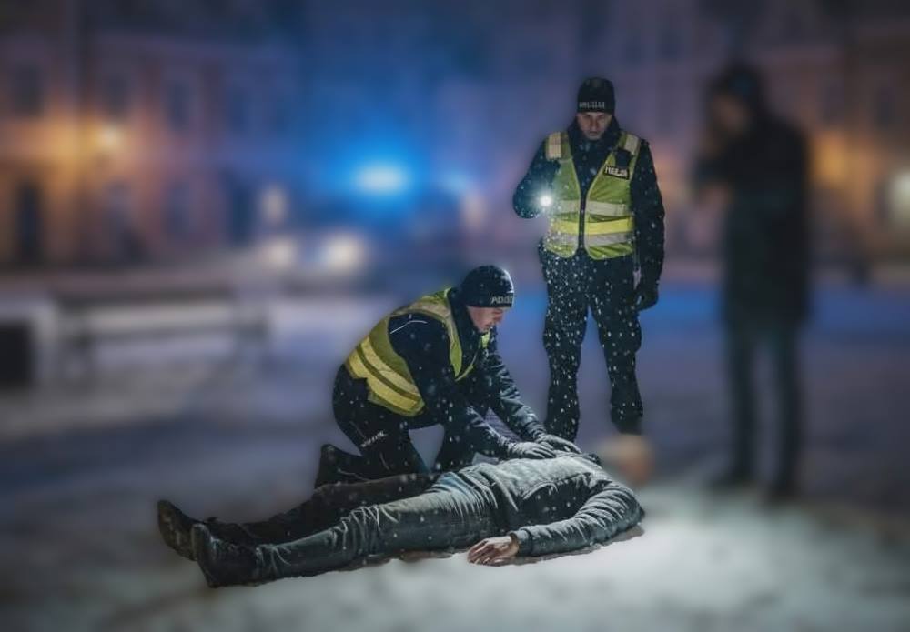 Uratowali życie 43-latka leżącego w śniegu na kościerskiej starówce