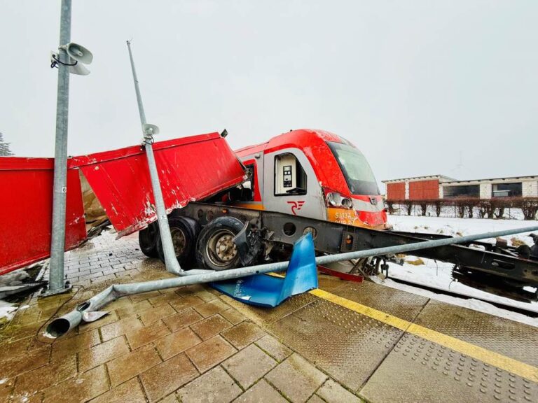 Zderzenie pociągu z ciężarówką w Widzinie