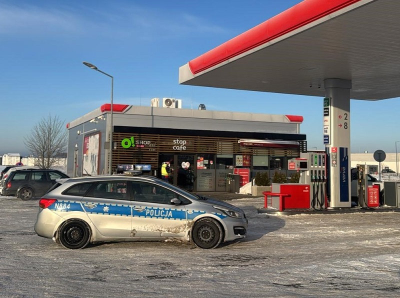 radiowóz policyjny na stacji paliwowej w Łebie
