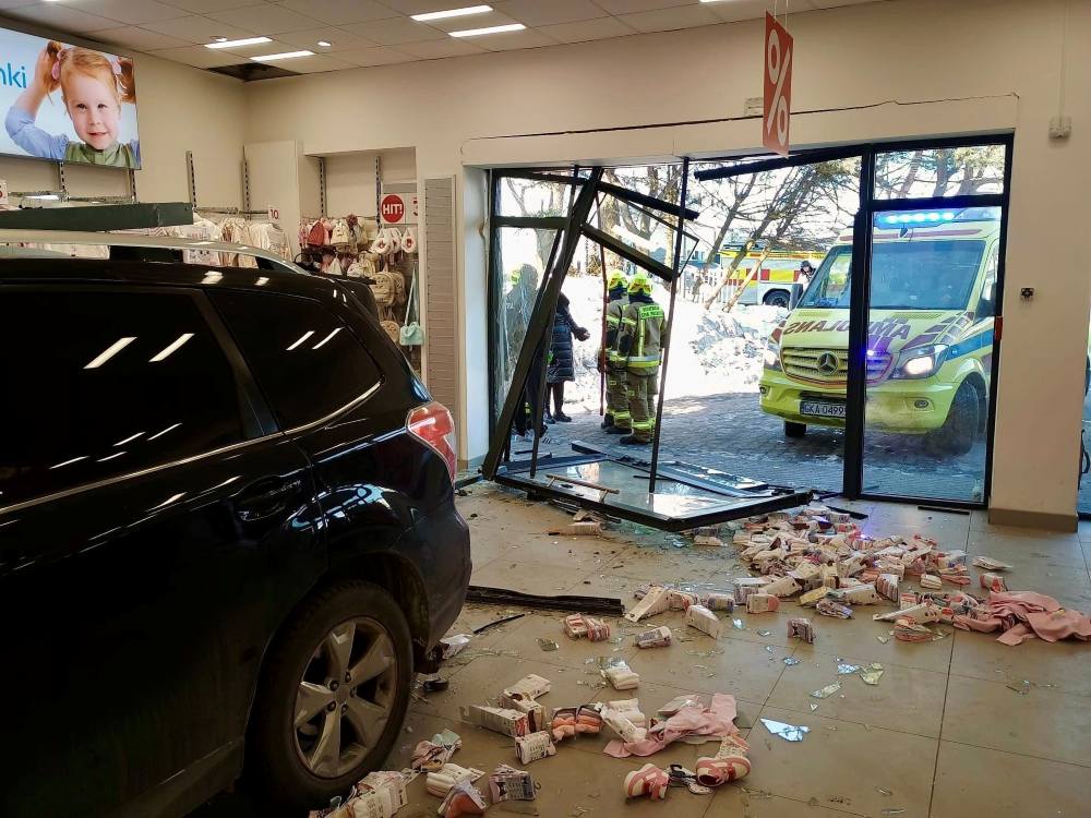 wjechała do sklepu w Baninie