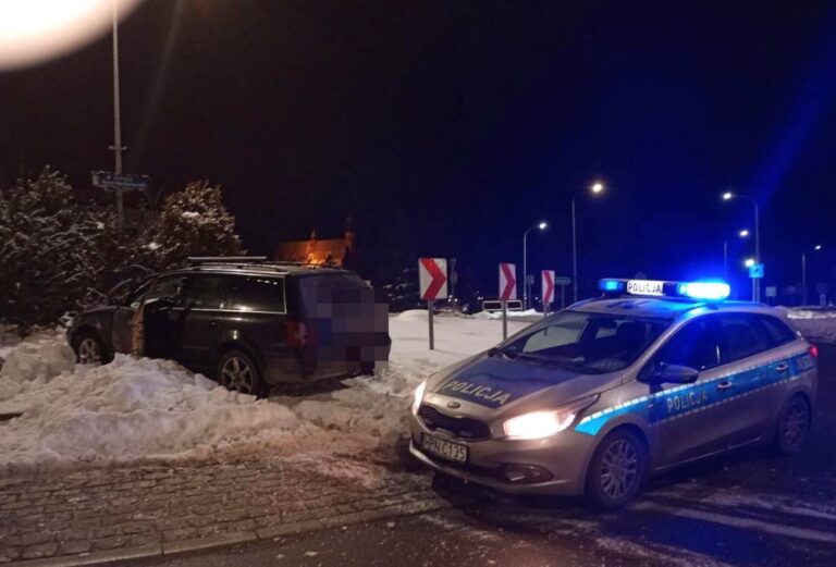 Volkswagen wylądował na środku ronda w Żukowie