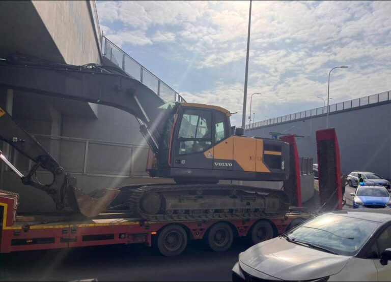 ciężarówka z koparką Rumia