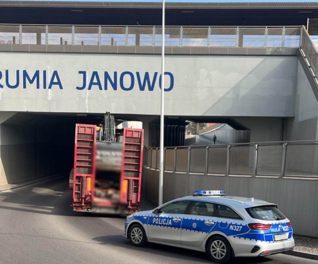 ciężarówka z koparką Rumia