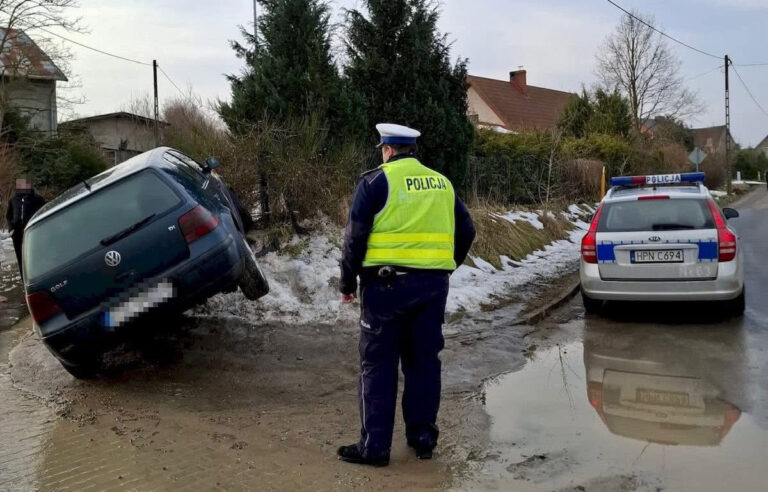 wjechał w skarpę i zostawił w aucie żonę z dzieckiem