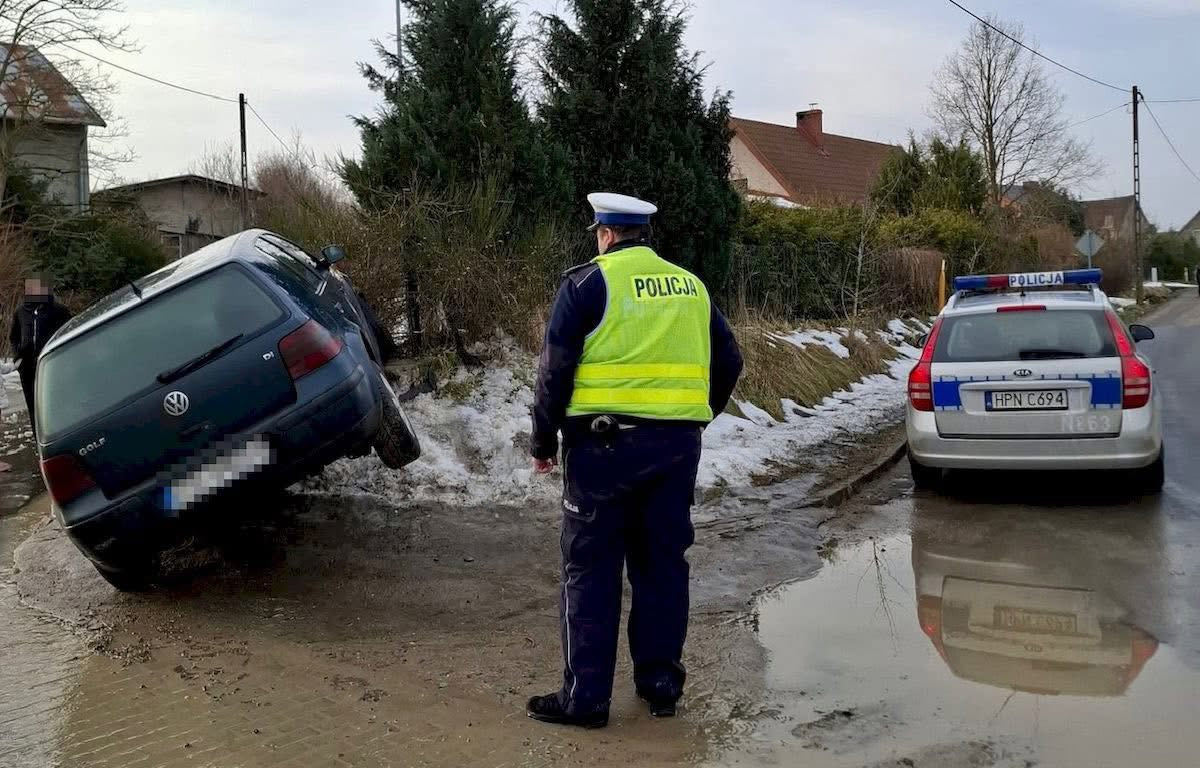 wjechał w skarpę i zostawił w aucie żonę z dzieckiem