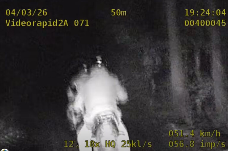 Ucieczka na motorowerach przed nieoznakowanym patrolem