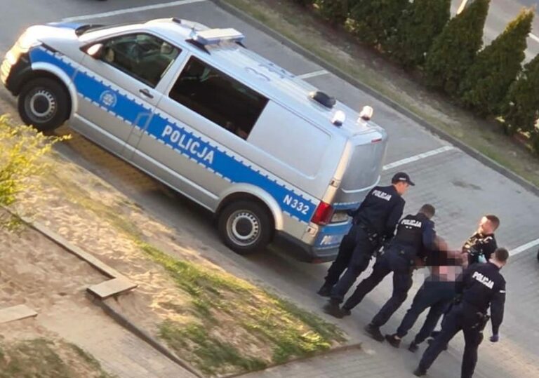 sgresywny ojciec zabarykadował się z dzieckiem