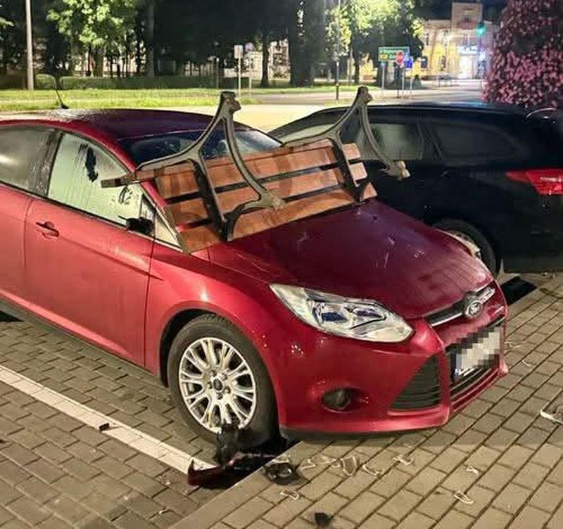 NIETRZEŹWY WANDAL ZNISZCZYŁ 2 SAMOCHODY