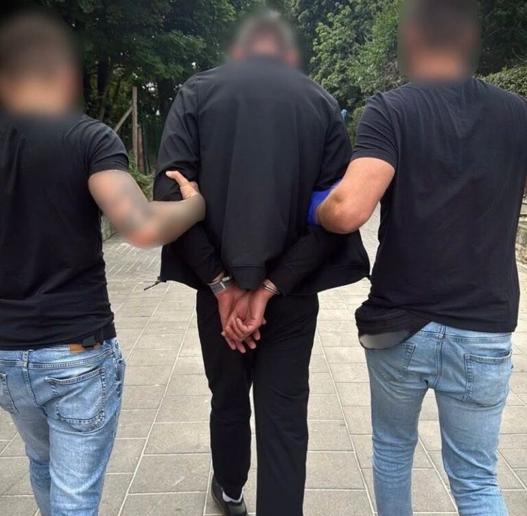 Wepchnął 46-latka do stawu i okradł