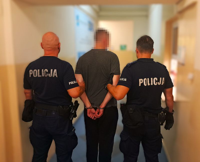 Wyrzucali meble z trzeciego piętra