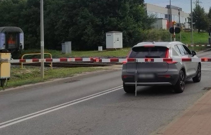 Wjechali pod zamykające się rogatki w Tczewie